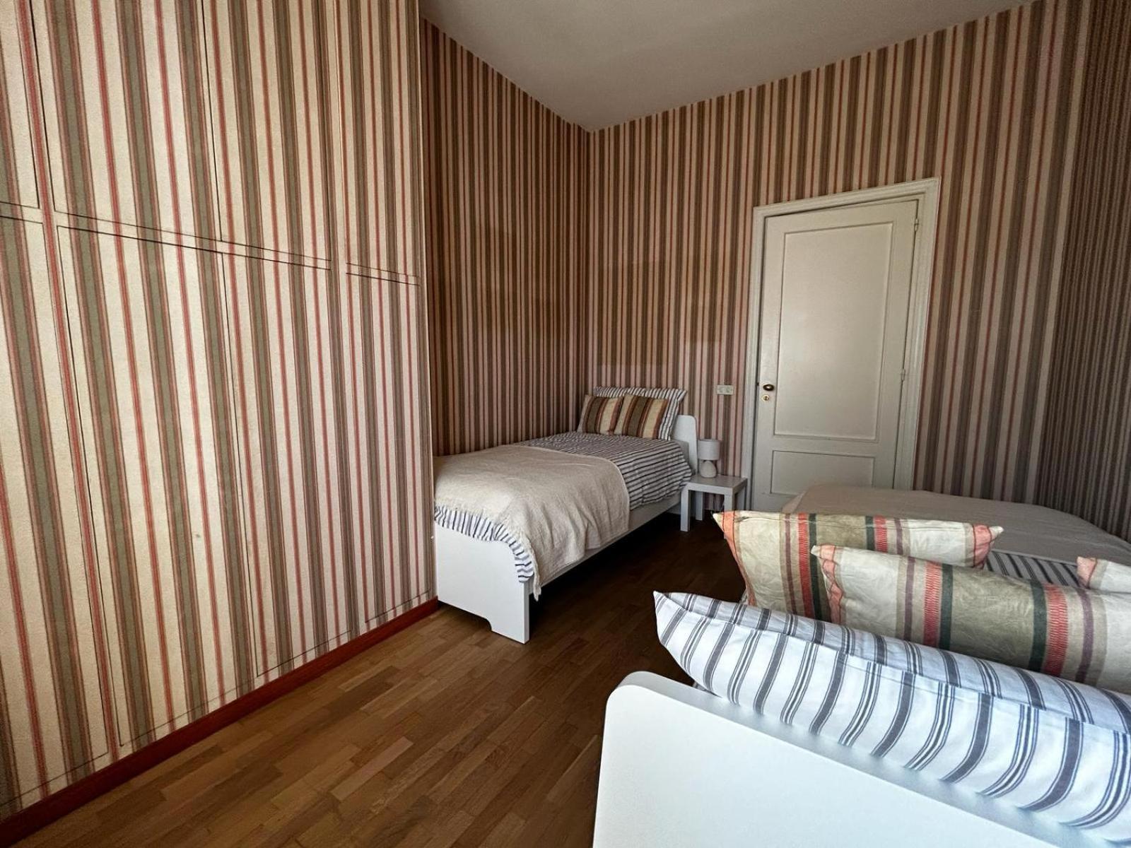 Front Beach Apartment - 3 Bedrooms Bari Esterno foto